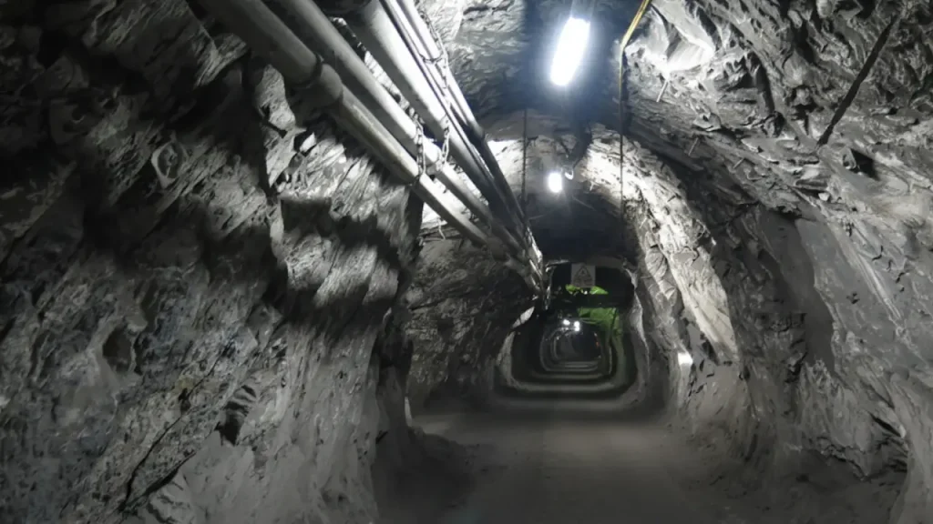 what is underground mining